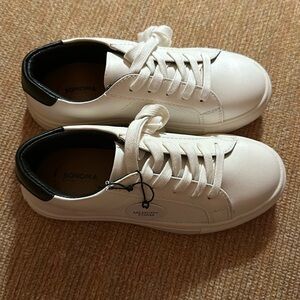 Size 1 NWT kids white Sonoma sneaker